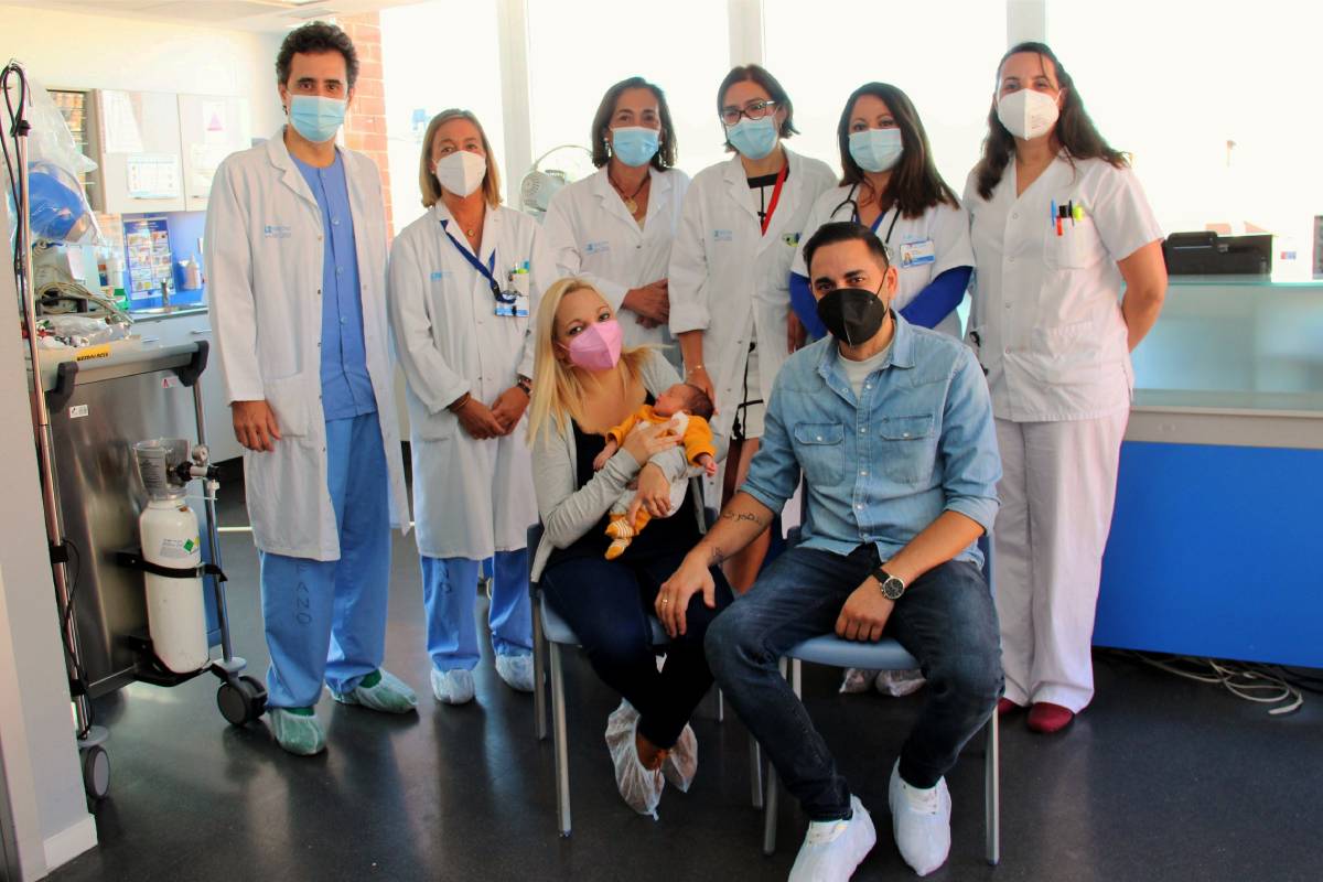 El equipo del Clínico San Carlos de Madrid acompaña a la mujer con doble trasplante y a su pareja, donante de riñón y padre del niño.